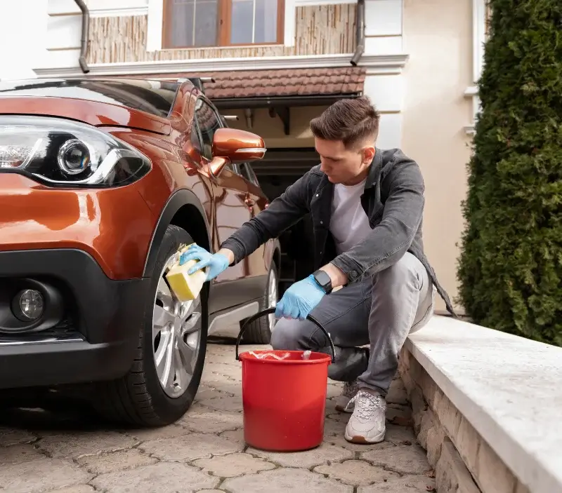 Lavage auto à domicile Saint-Martin-de-la-Brasque : professionnel intervenant sur un véhicule